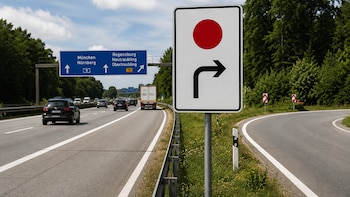 Qué significa la extraña señal con un gran punto rojo que puede sacarte de un atasco y que muchos conductores no saben interpretar