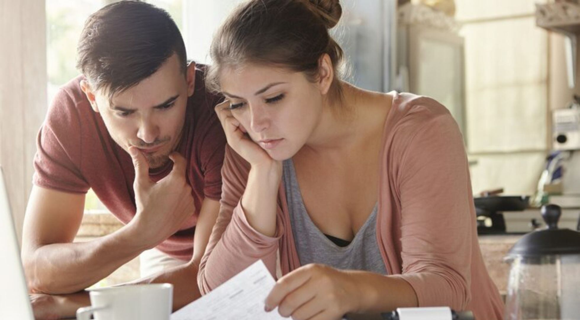 Matrimonio mirando sus deudas (Freepik)