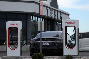 La carga total en un punto cuesta entre 30 y 40 mil pesos ( USD$31 a USD$41), pero siempre será mejor cargarlo en casa.