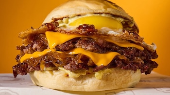 Sando de Ivalú Acurio llega a Lima con un pop-up de hamburguesas de inspiración japonesa