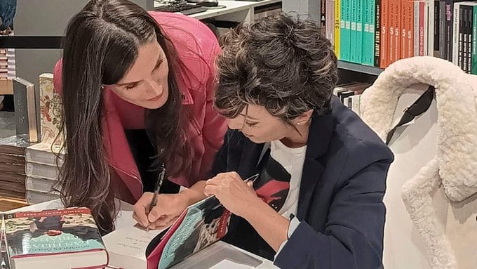 La Reina Letizia acude por sorpresa a la firma de libros de Sonsoles Ónega. (EFE)