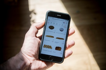 Más de 3,500 comercios en Panamá están afiliados a las plataformas digitales de servicios. EFE/EPA/JULIEN DE ROSA/Archivo