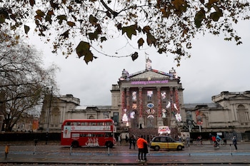 El frente de la Tate Britain iluminada por la artista Chila Kumari Burman en 2020 (REUTERS/Peter Nicholls)