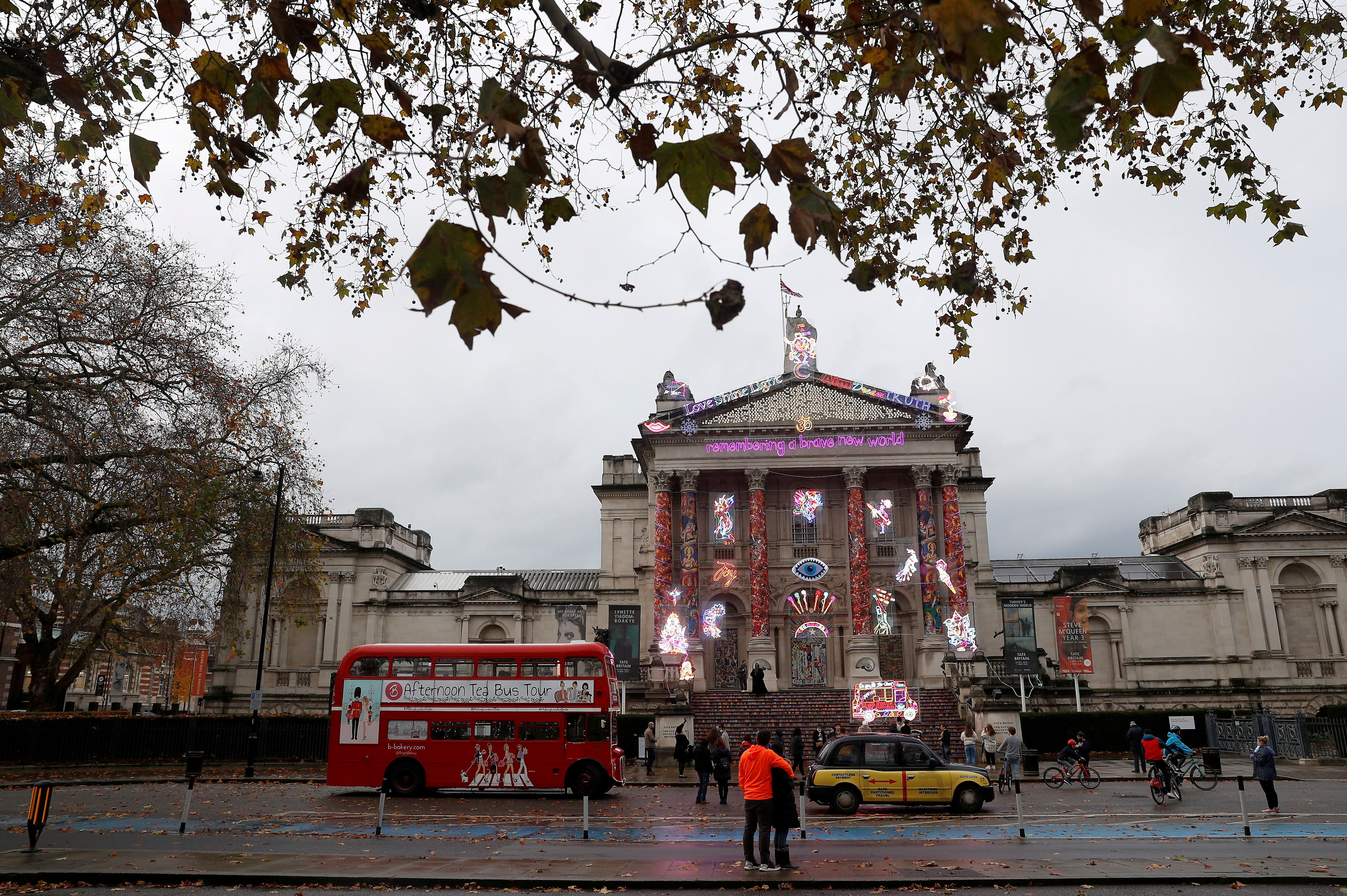 El frente de la Tate Britain iluminada por la artista Chila Kumari Burman en 2020 (REUTERS/Peter Nicholls)