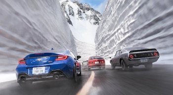Vista trasera de automóviles deportivos de distintos colores circulando por una carretera entre dos paredes de nieve bajo montañas rocosas