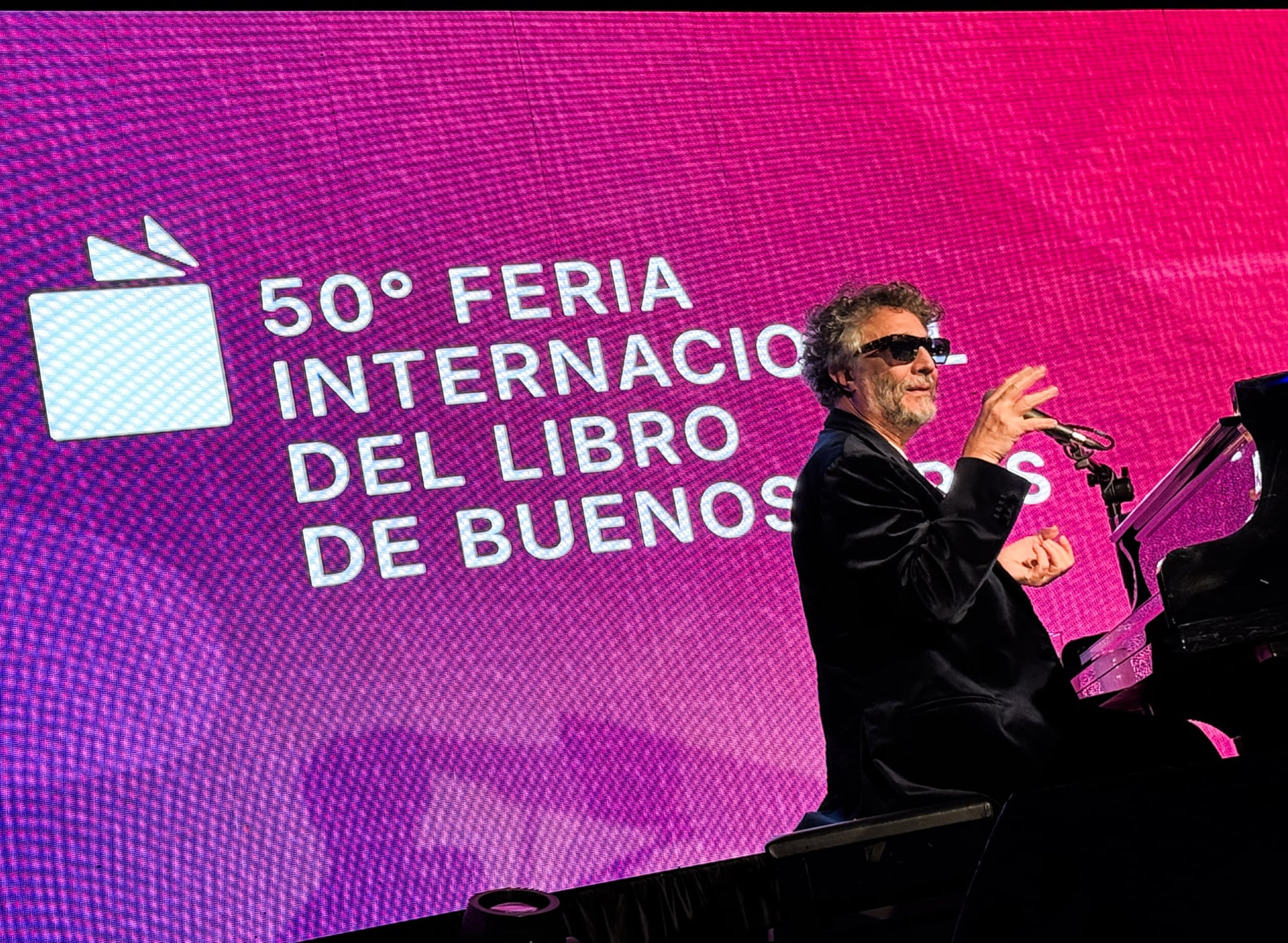 En su mini show, Fito Páez interpretó grandes canciones de tango, folclore y rock de todos los tiempos