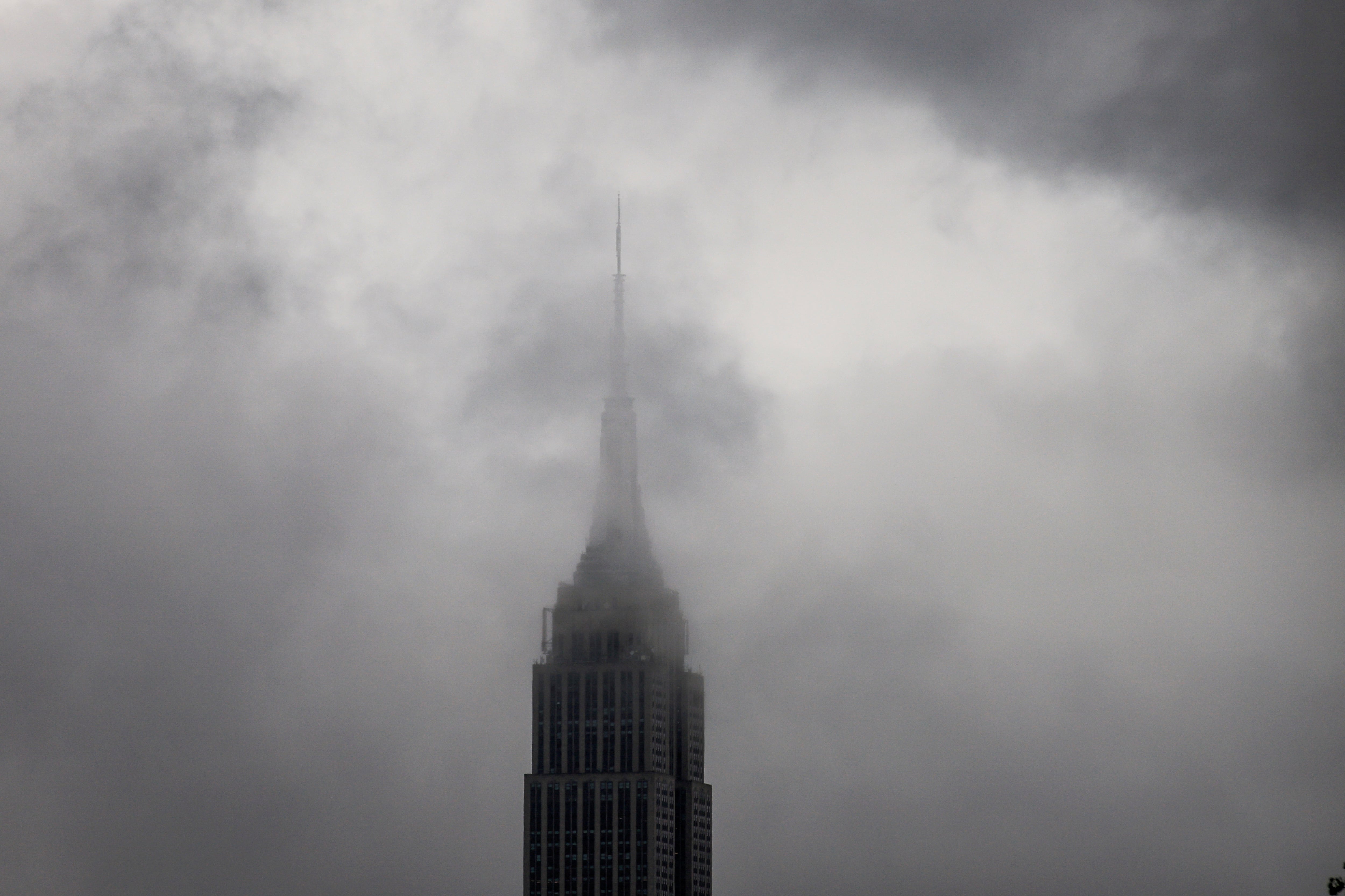 El edificio Empire State, símbolo de Nueva York, cubierto de niebla (REUTERS/Eduardo Munoz)