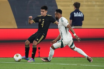 Jun 28, 2025; Glendale, Arizona, USA; Mexico midfielder Gilberto Mora (7) and Saudi Arabia defender Ali Majrashi (26) battle for the ball in the first half during a quarterfinal match of the 2025 Gold Cup at State Farm Stadium. Mandatory Credit: Rick Scuteri-Imagn Images