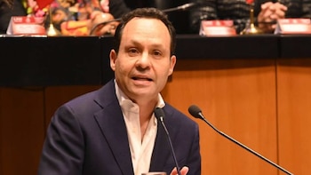 El senador de PT, Clemente Castañeda, acusó a Morena de hacer fraude a la ley por presentar a tres candidatos.
Crédito: X/ @ClementeCH