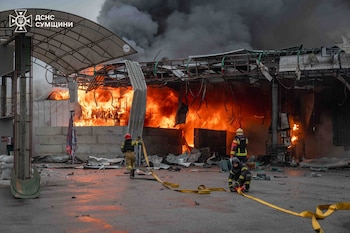 Bomberos sofocan un incendio en una gasolinera tras un ataque con dron ruso en Sumy; las fuerzas rusas atacaron gasolineras de la región 13 veces en junio (Servicio de Emergencias de Ucrania vía AP)