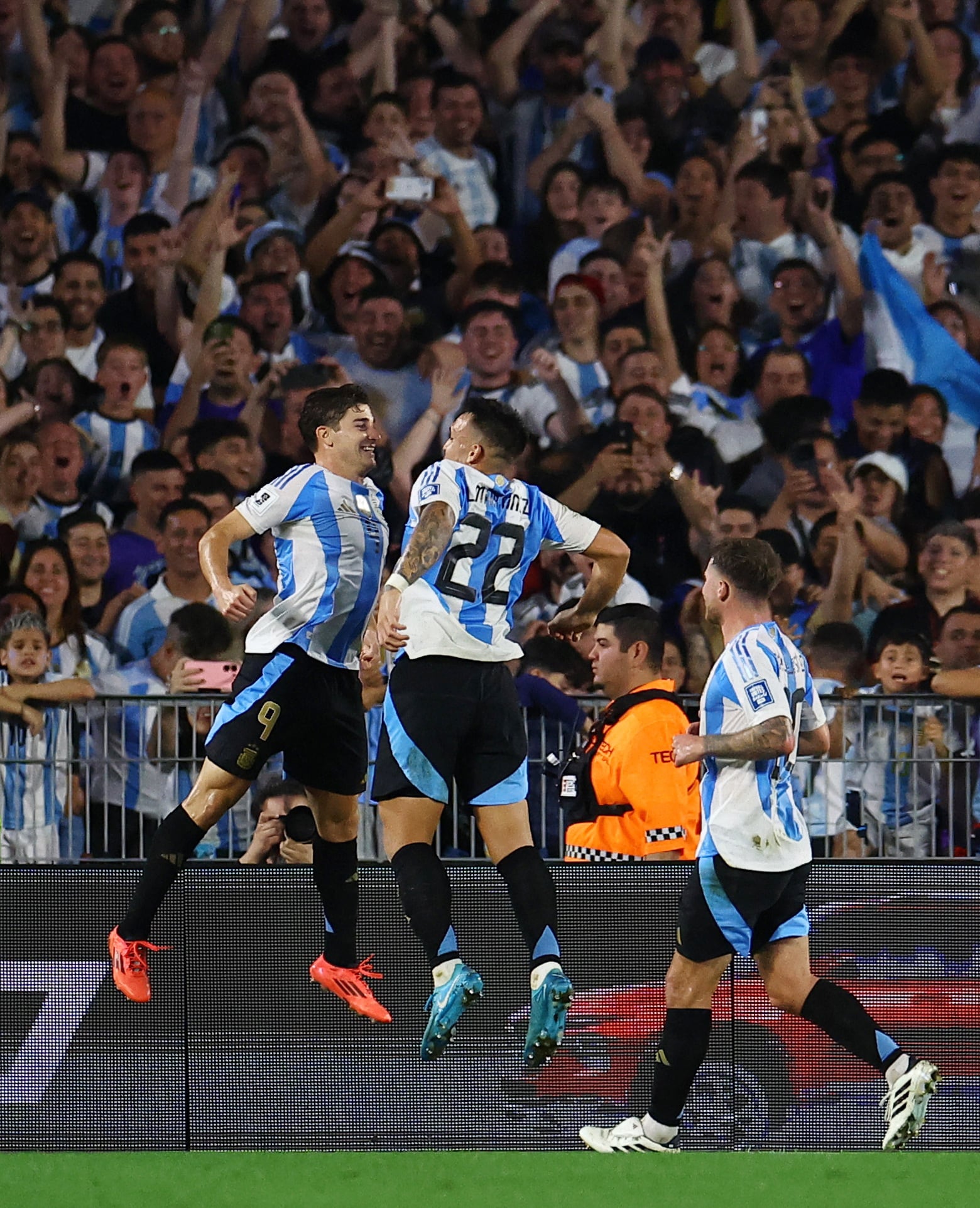 Julián y Lautaro compiten internamente, pero pueden jugar juntos (REUTERS/Agustin Marcarian)