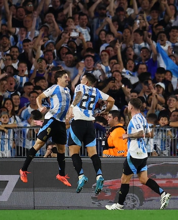 Julián y Lautaro compiten internamente, pero pueden jugar juntos (REUTERS/Agustin Marcarian)