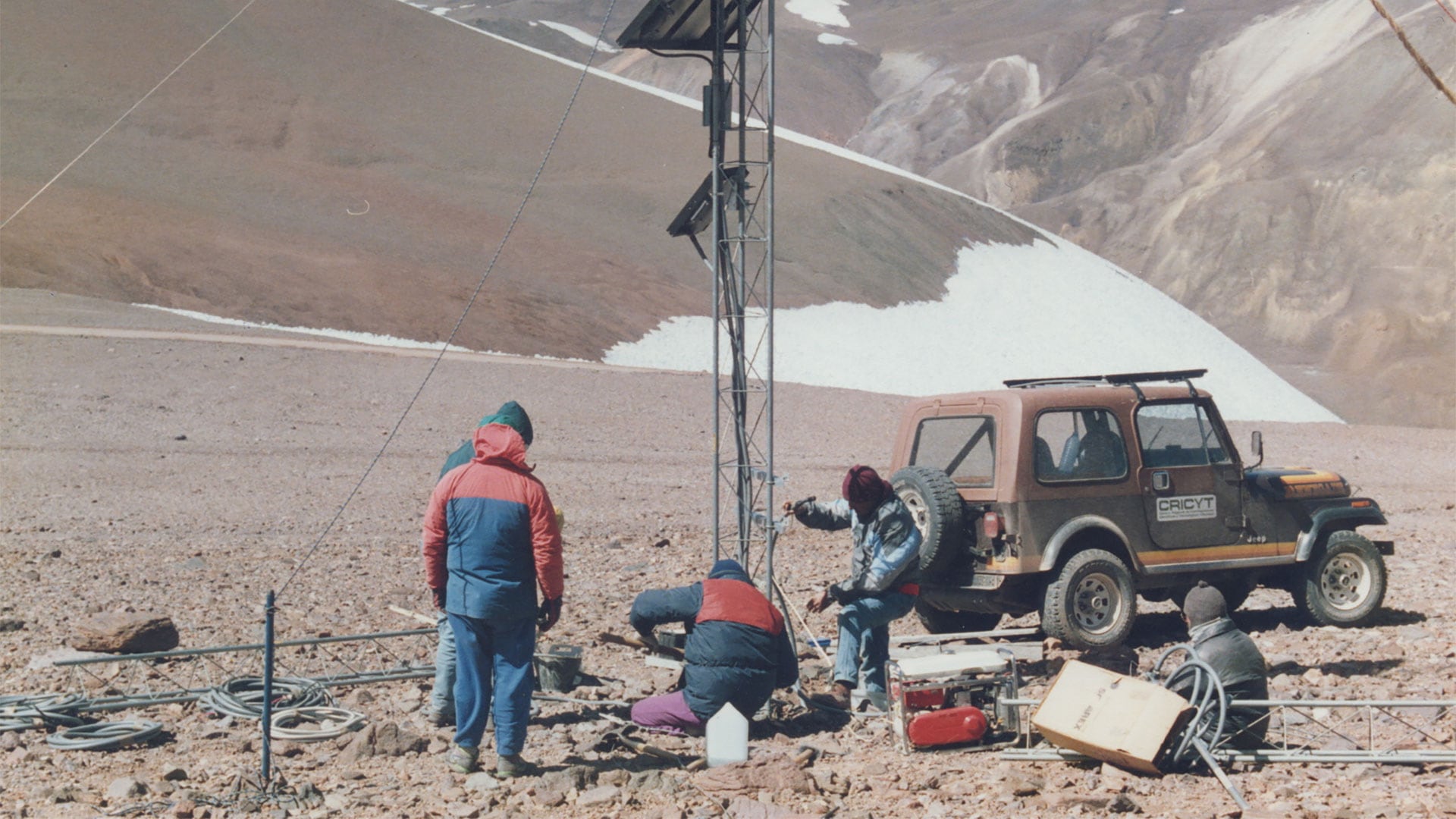 Técnicos del Ianigla realizan mediciones en el Glaciar Agua Negra, en San Juan