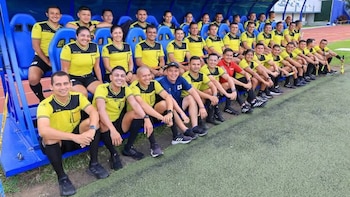 El instructor FIFA mexicano lidera la preparación de 30 jueces internacionales organizada por la FESFUT, con trabajo sobre reglamento y procedimientos para pedir revisiones en goles, penales, expulsiones directas y errores de identidad (Foto cortesía Yamil Bukele P.)
