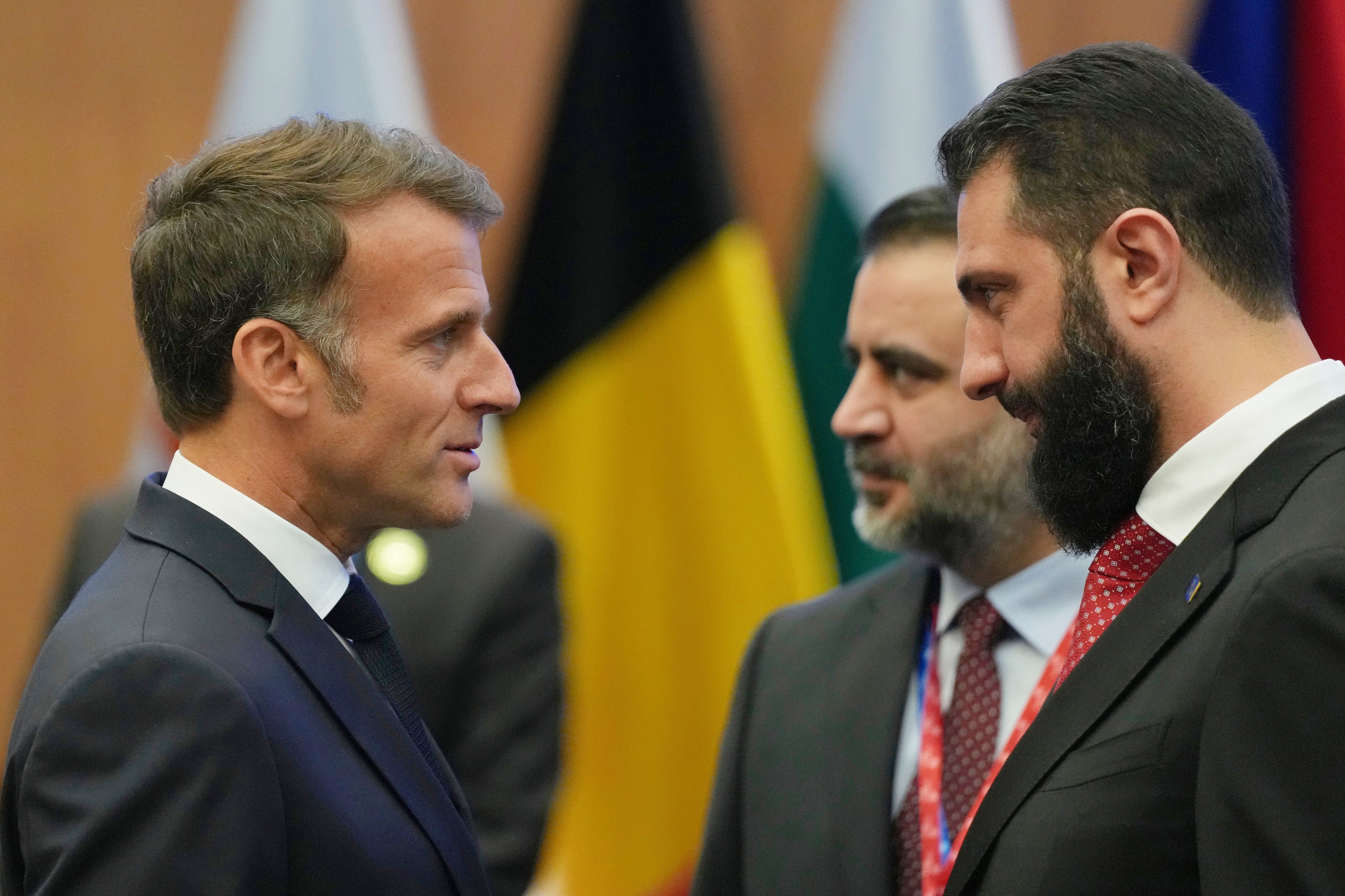El presidente francés (izq) con el presidente sirio Ahmad al-Sharaa en Nicosia, Chipre, el 24 de abril del 2026
(AP foto/Petros Karadjias)