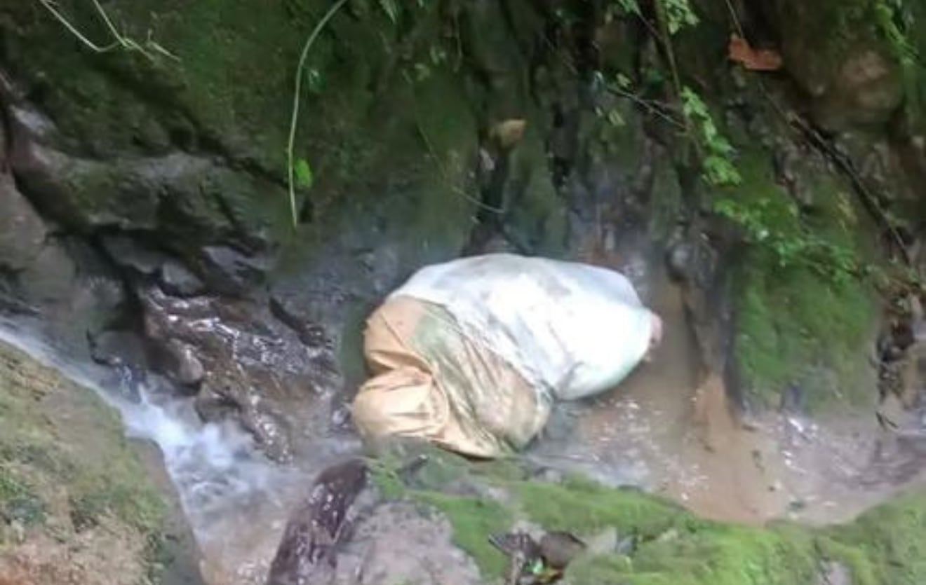 El hallazgo de Telma Estela Cuc Paau ocurrió cerca de un río en la aldea Qeqxibaal tras una llamada de emergencia que movilizó a los socorristas. (Bomberos Municipales Departamentales)