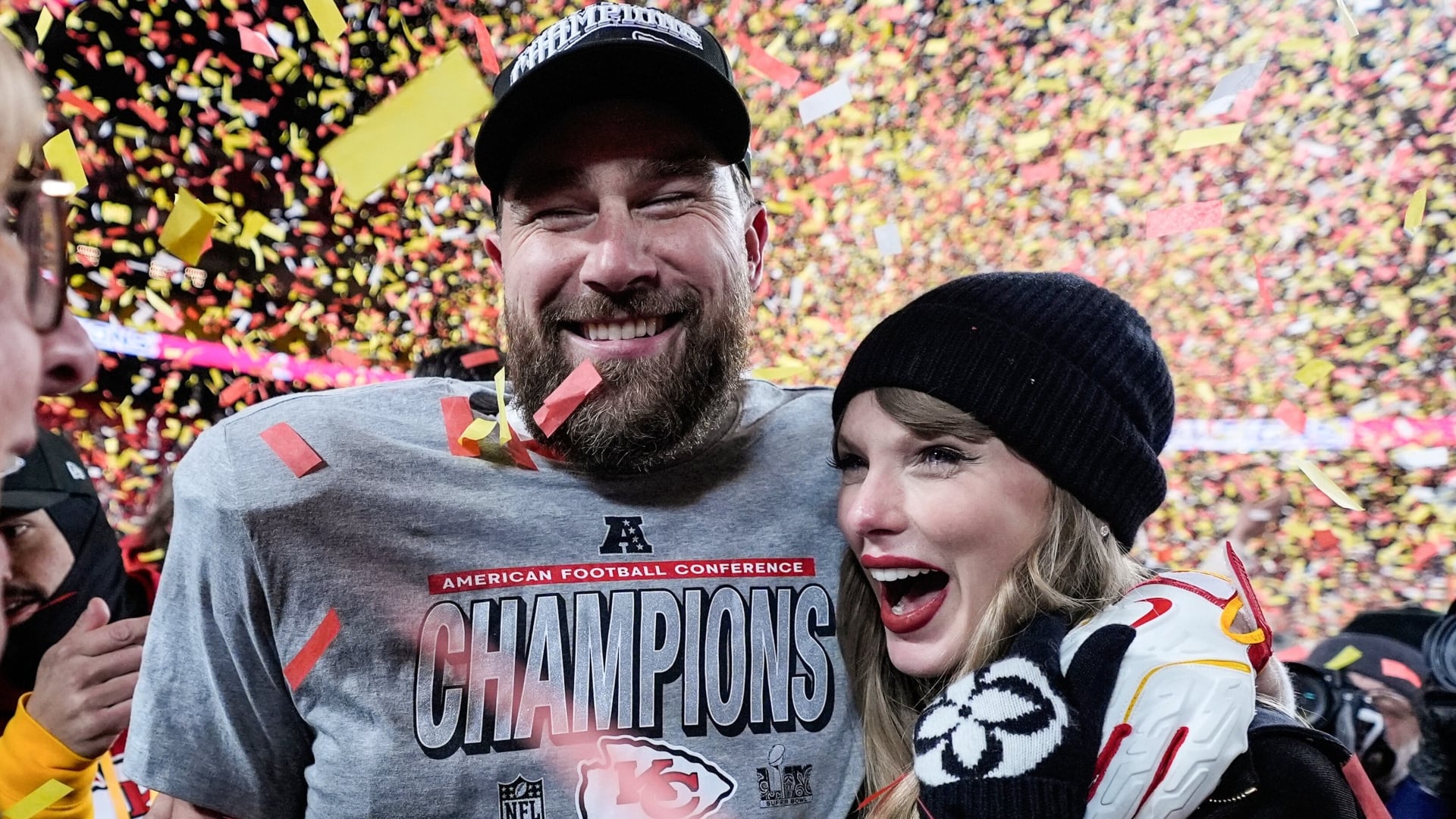 Taylor Swift y la familia de Travis Kelce se reúnen para apoyarlo durante el partido de los Chiefs. (AP)