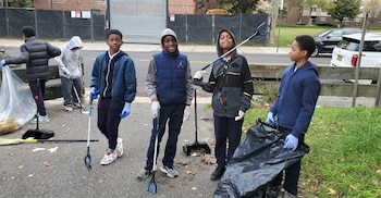 Estudiantes participan en actividades de recolección de residuos en su vecindario, reflejando el rol creciente de las nuevas generaciones en la promoción de entornos urbanos más limpios y sostenibles.