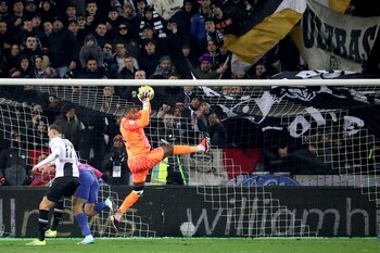 El portero francés del AC Milan Mike Maignan en acción durante el partido de fútbol de la Serie A italiana contra el Udinese, que abandonó brevemente tras recibir insultos racistas por parte de la grada. EFE/EPA/GABRIELE MENIS