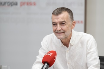 06/08/2026 El coordinador federal de IU, Antonio Maíllo, durante una entrevista para Europa Press, a 6 de agosto de 2026, en Madrid (España). Antonio Maíllo Cañadas es un filólogo, profesor de educación secundaria y político español que actualmente ejerce como el coordinador federal de Izquierda Unida (IU) y lidera la coalición Por Andalucía en el Parlamento andaluz.
POLITICA
Diego Radamés - Europa Press
