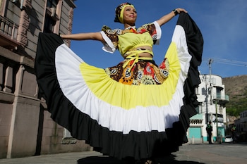 TEGUCIGALPA (HONDURAS), 12/04/2026.- Budari Palacios, Garífuna hondureña, posa durante la conmemoración de los 229 años de la llegada de su etnia al país este domingo, en Tegucigalpa (Honduras). Palacios volvió a Honduras tras 26 años para participar en una jornada con danzas y música tradicional que reivindicó la defensa de tierras ancestrales, más visibilidad cultural y espacios políticos para las comunidades afrodescendientes. EFE/ Sophia Amador