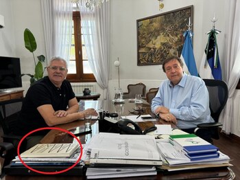 Alberto Weretilneck con el libro