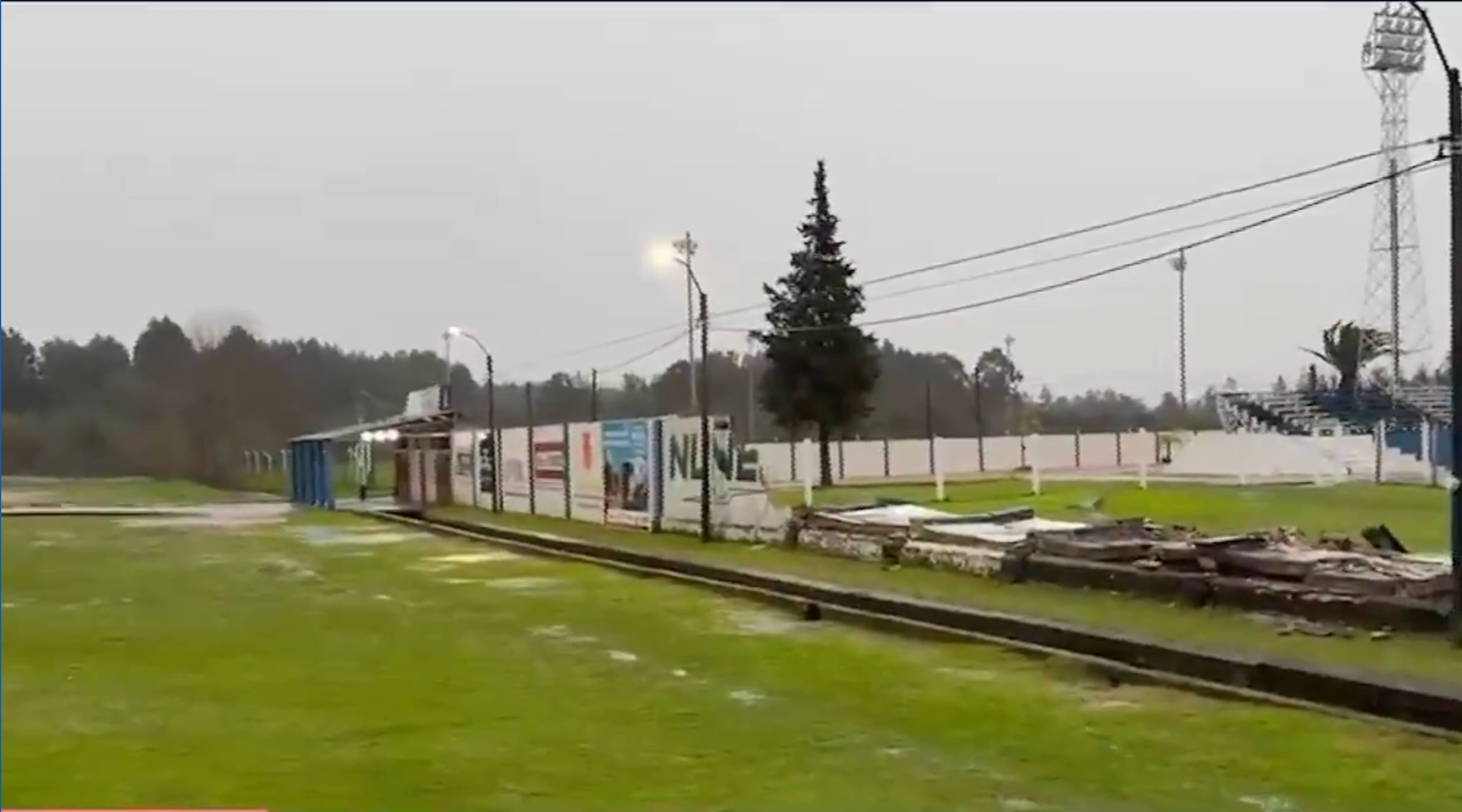 Se cayó un muro del Estadio Ubilla del Melo por el temporal (Captura Telemundo/Canal 12)