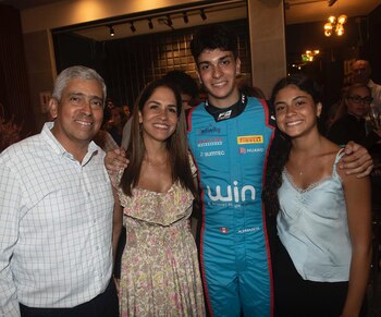 Matías Zagazeta junto a su