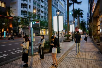 Gente espera el autobús durante