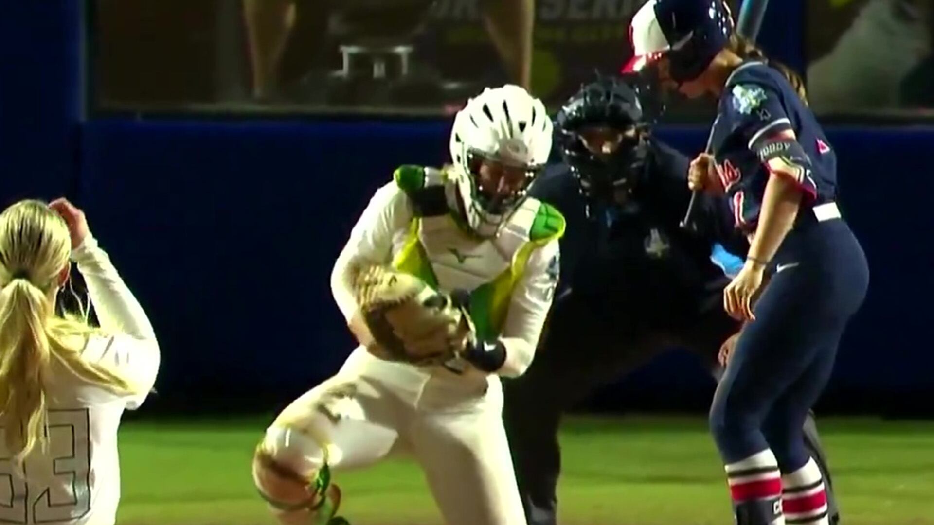 El momento en el que la receptora recibe el impacto en su rostro