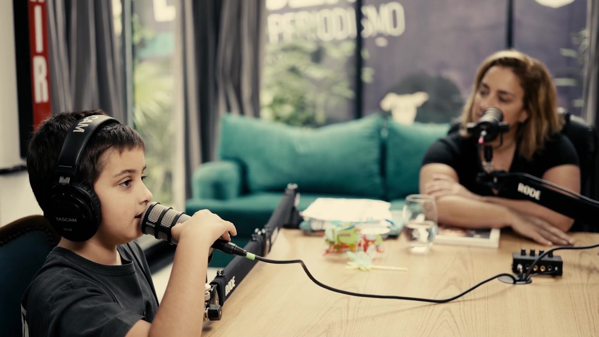 Antonio, el hijo con autismo de María Julia Oliván, entrevistado por su mamá