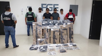 Los cuatro detenidos fueron puestos a disposición de la autoridad judicial por presunta posesión de marihuana con fines de suministro. (Crédito: X | @FGEQuintanaRoo)