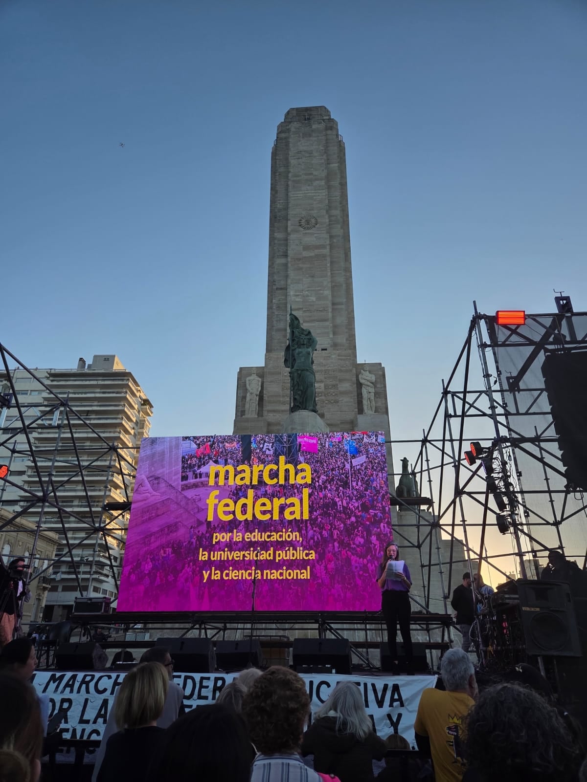 En Rosario, los manifestantes reclamaron una recomposición salarial ante una caída real de más del 34% en el poder adquisitivo de los trabajadores universitarios