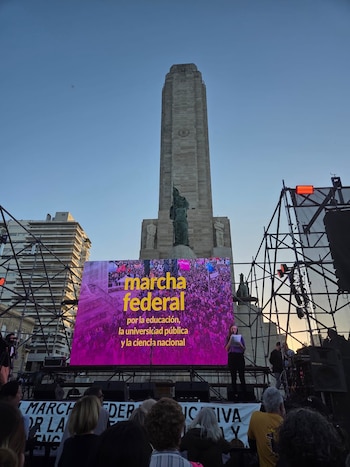 En Rosario, los manifestantes reclamaron una recomposición salarial ante una caída real de más del 34% en el poder adquisitivo de los trabajadores universitarios