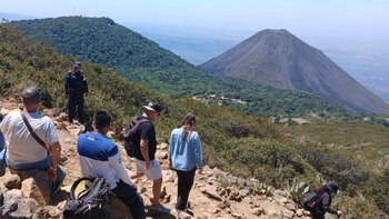 En un clima de fiesta y organización, la presencia de visitantes internacionales activa comercios y servicios, mientras autoridades como Roberto Aquino garantizan una experiencia segura y memorable para quienes exploran Cerro Verde e Ilamatepec (Foto cortesía PNC)