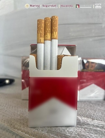 Decomisan más de medio millón de cajetillas de cigarros ocultas como "lámparas" en Michoacán. Marina.