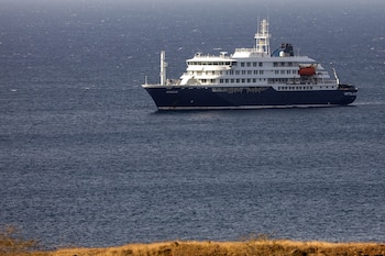 El crucero neerlandés MV Hondius, fotografiado el 4 de mayo frente a la costa de la ciudad de Praia, en la isla de Santiago, Cabo Verde. (EFE/EPA/ELTON MONTEIRO)
