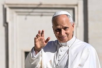 El papa León XIV saluda a los fieles durante la Audiencia General semanal en la Plaza de San Pedro, Ciudad del Vaticano, en una fotografía del 23 de septiembre de 2026. EFE/EPA/RICCARDO ANTIMIANI