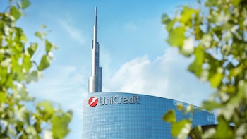 UniCredit avisa de que tomar el control de Commerzbank le obligaría a lanzar una OPA sobre el polaco mBank