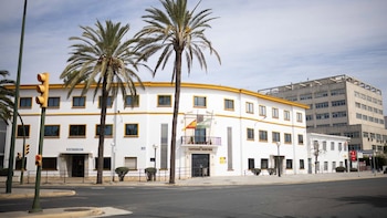 Los agentes heridos por la narcolancha en Huelva pasan a planta y esperan traslado a sus provincias