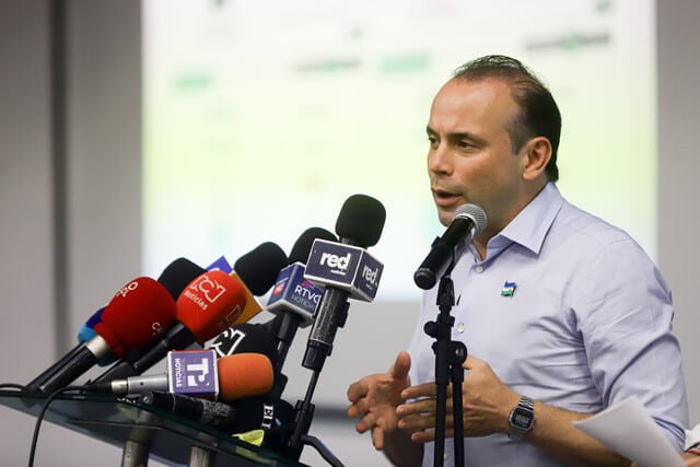 El alcalde Alejandro Eder anunció el fortalecimiento de la Fuerza Pública y la adquisición de nuevas herramientas tecnológicas para la vigilancia en Cali - crédito Colprensa