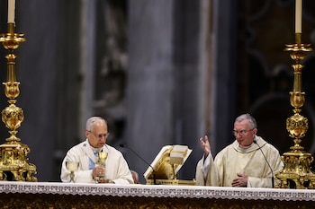 El papa León XIV preside la misa por el Jubileo de la Santa Sede, mientras el secretario de Estado del Vaticano, el cardenal Pietro Parolin, hace un gesto, en la Basílica de San Pedro, en el Vaticano (REUTERS/Yara Nardi/Archivo)