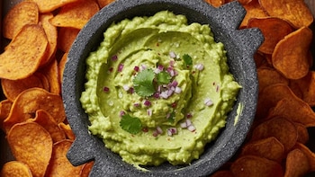 Guacamole tradicional servido con chips