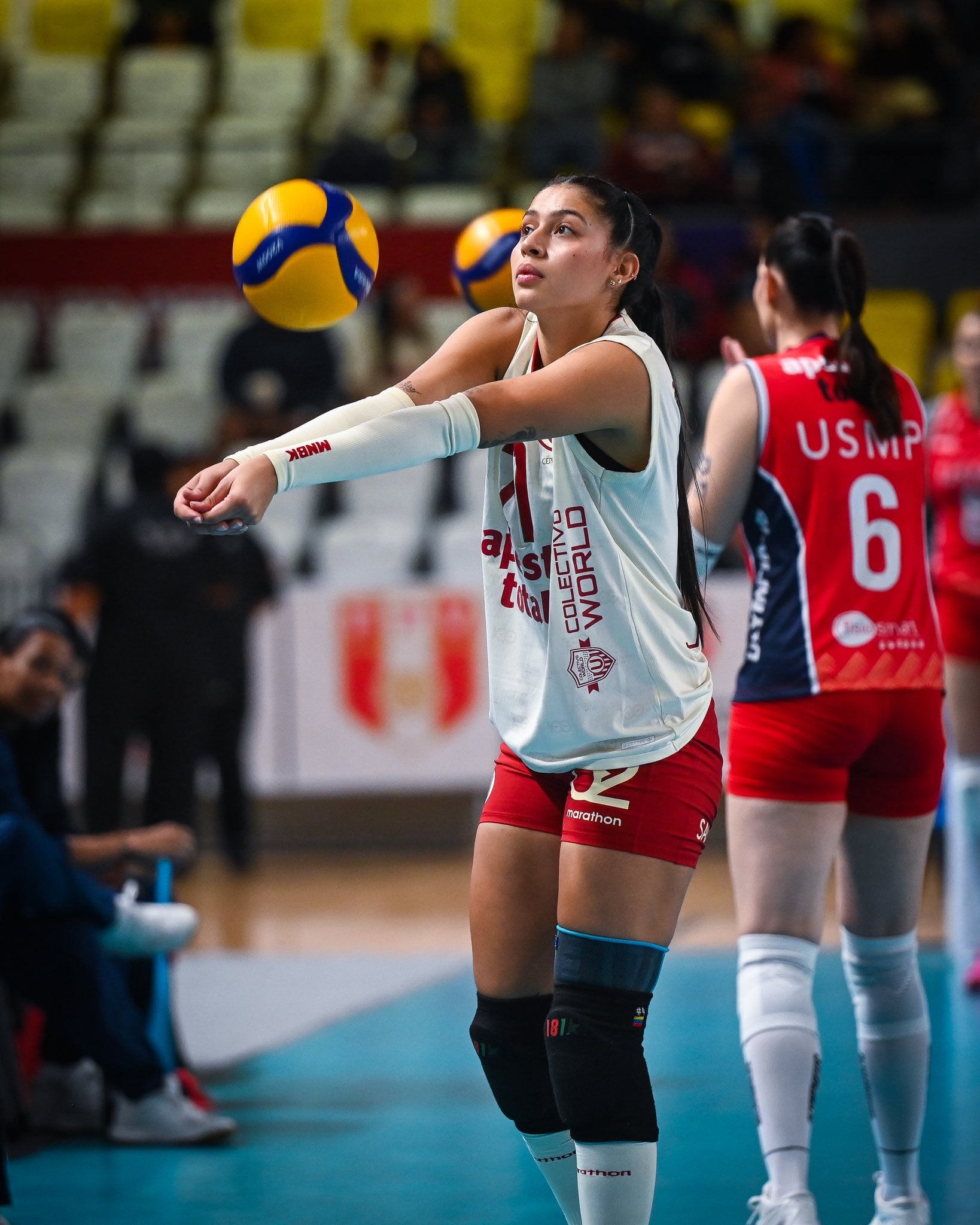 El calentamiento de las jugadoras de Universitario en el Polideportivo de Villa El Salvador.