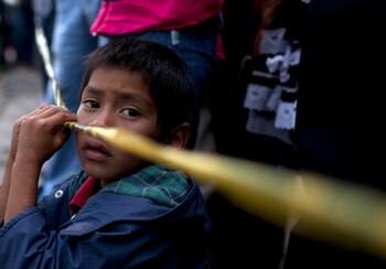 Un niño observa cerca al