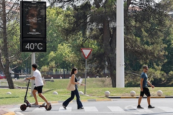 Un termómetro anuncia las altas temperaturas que afectan este miércoles a Pamplona. (EFE/Villar López)
