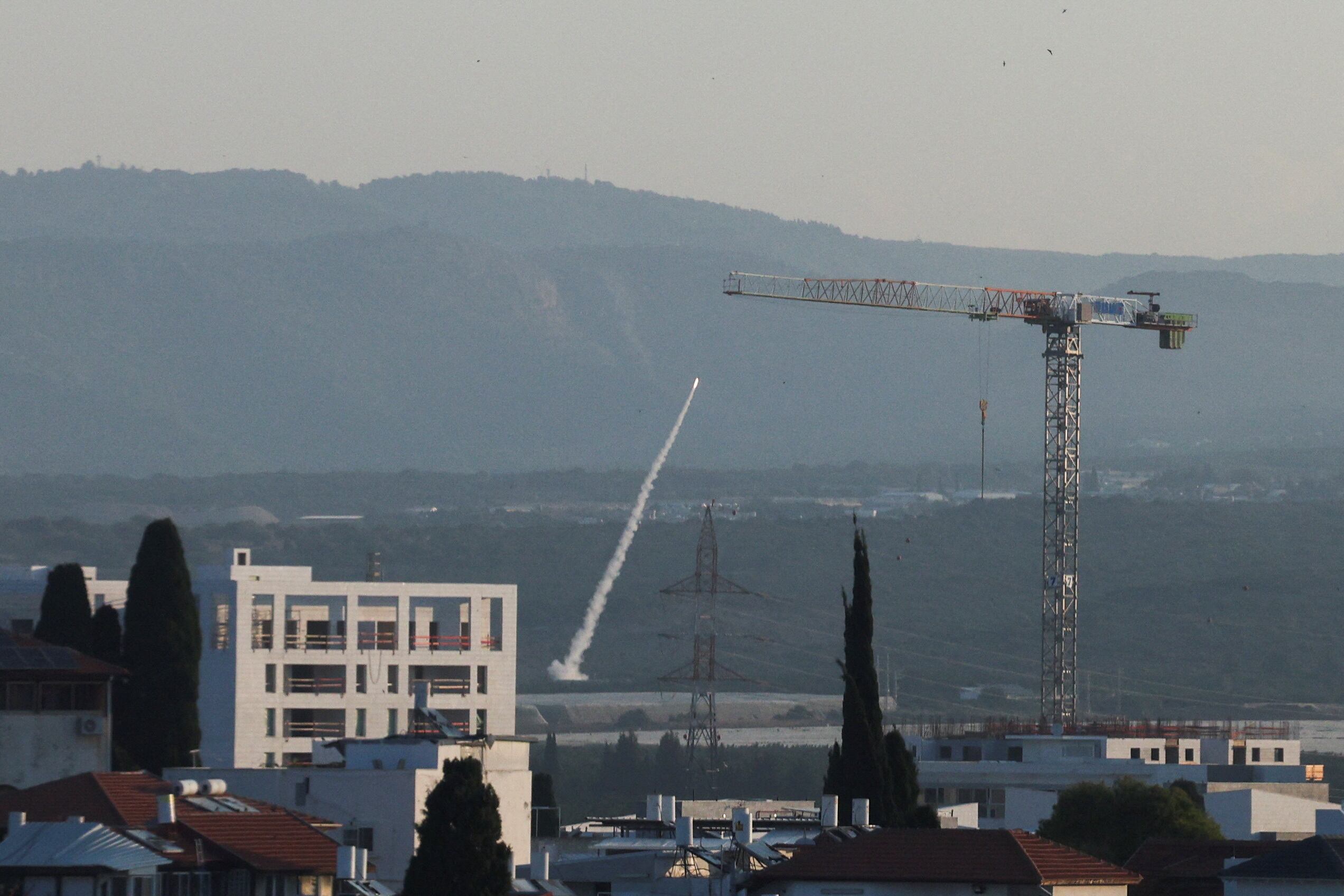 Paralelamente, se han registrado disparos de cohetes desde Líbano hacia Israel desde que se instauró la tregua, aunque hasta ahora ningún grupo terrorista ha reivindicado la autoría de los lanzamientos (REUTERS/Violeta Santos Moura)