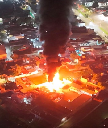 De acuerdo con testigos, en el predio se almacenaba combustible de manera ilegal. (Crédito: X|@dk1250)