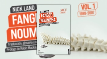 Una portada de libro con el título Fanged Noumena de Nick Land y la ilustración de una columna vertebral sobre fondo blanco.