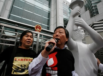 Lee Cheuk-yan (derecha) protesta con